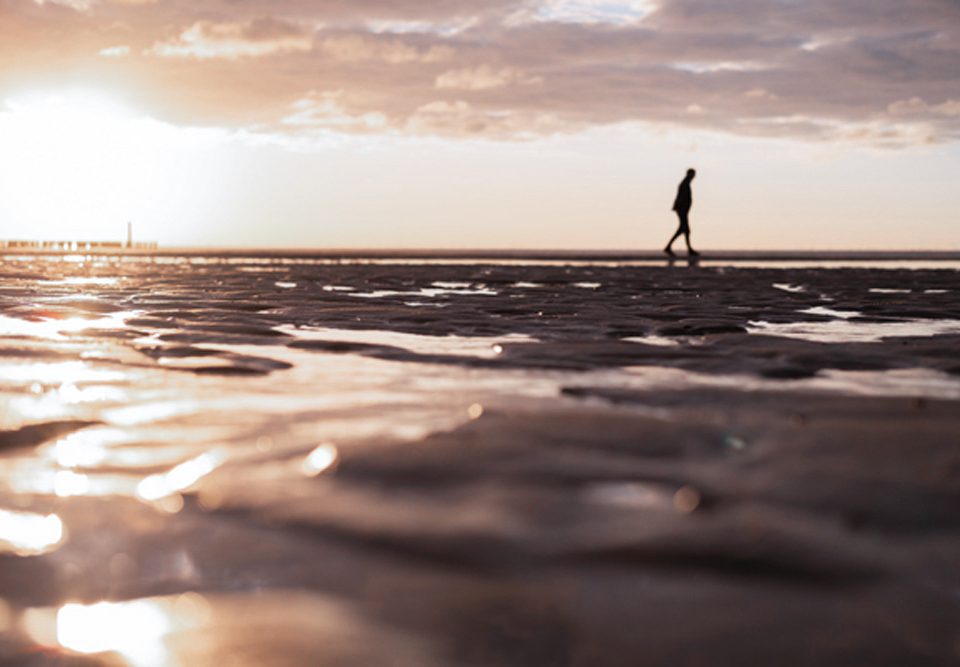 Struktur des Strandes bei Ebbe vom Boden aus fotografiert